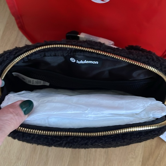 Lululemon NWT Everywhere 2L Fleece Belt Bag, includes reusable Lululemon bag - Picture 11 of 15